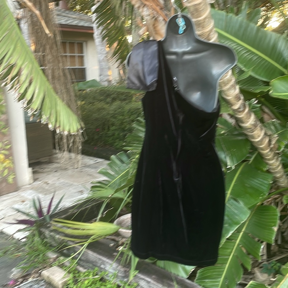 Honey and Rose asymmetric velvet dress with large satin bow shoulder - Picture 4 of 8